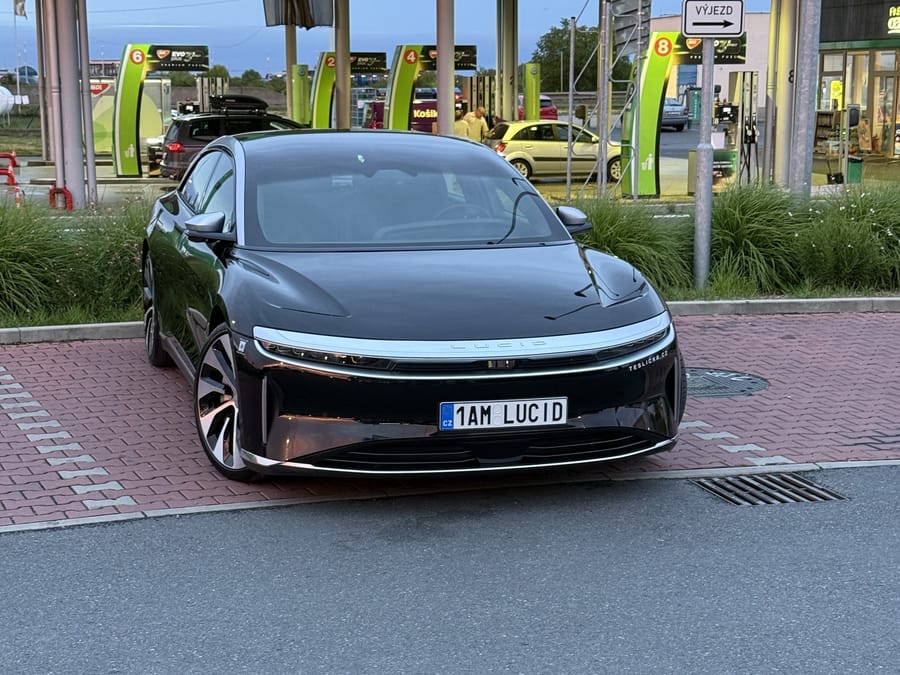 Lucid Air Grand Touring zepředu se SPZ 1AM LUCID, Praha