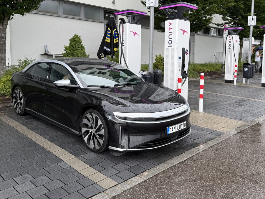 Lucid Air Grand Touring u nabíječek IONITY, Německo