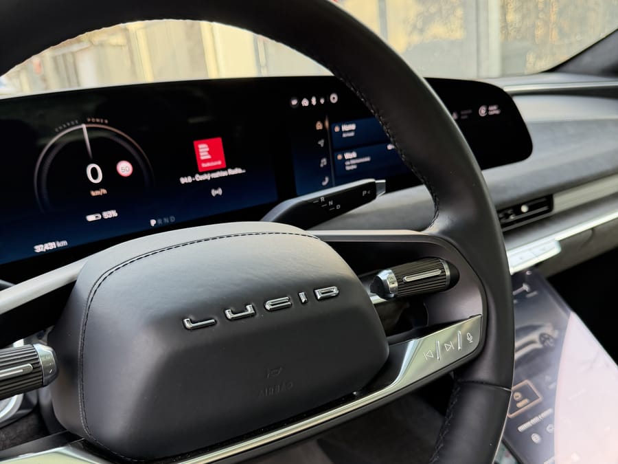 Volant a přístrojová deska Lucid Air