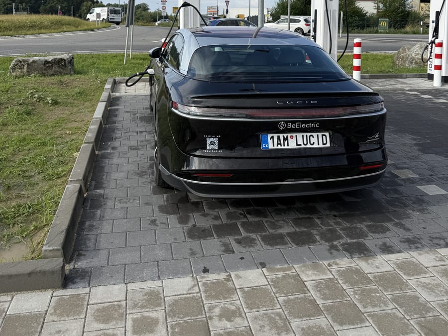Lucid Air Grand Touring zezadu s polepem BeElectric u nabíječky