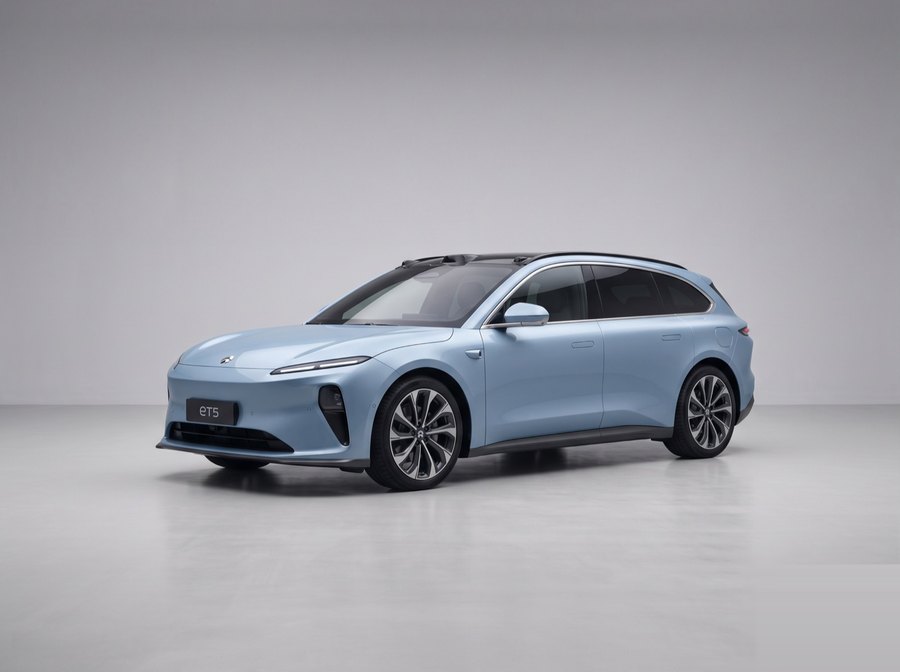 NIO ET5 Touring in light blue
